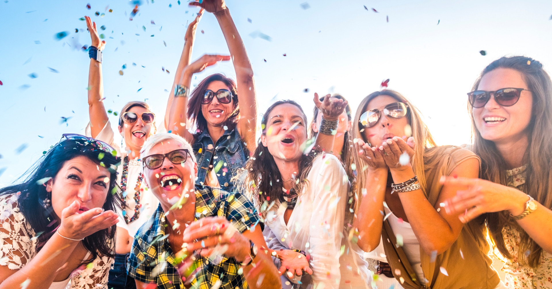 Frauen feiern mit Konfetti – die SHE-Community