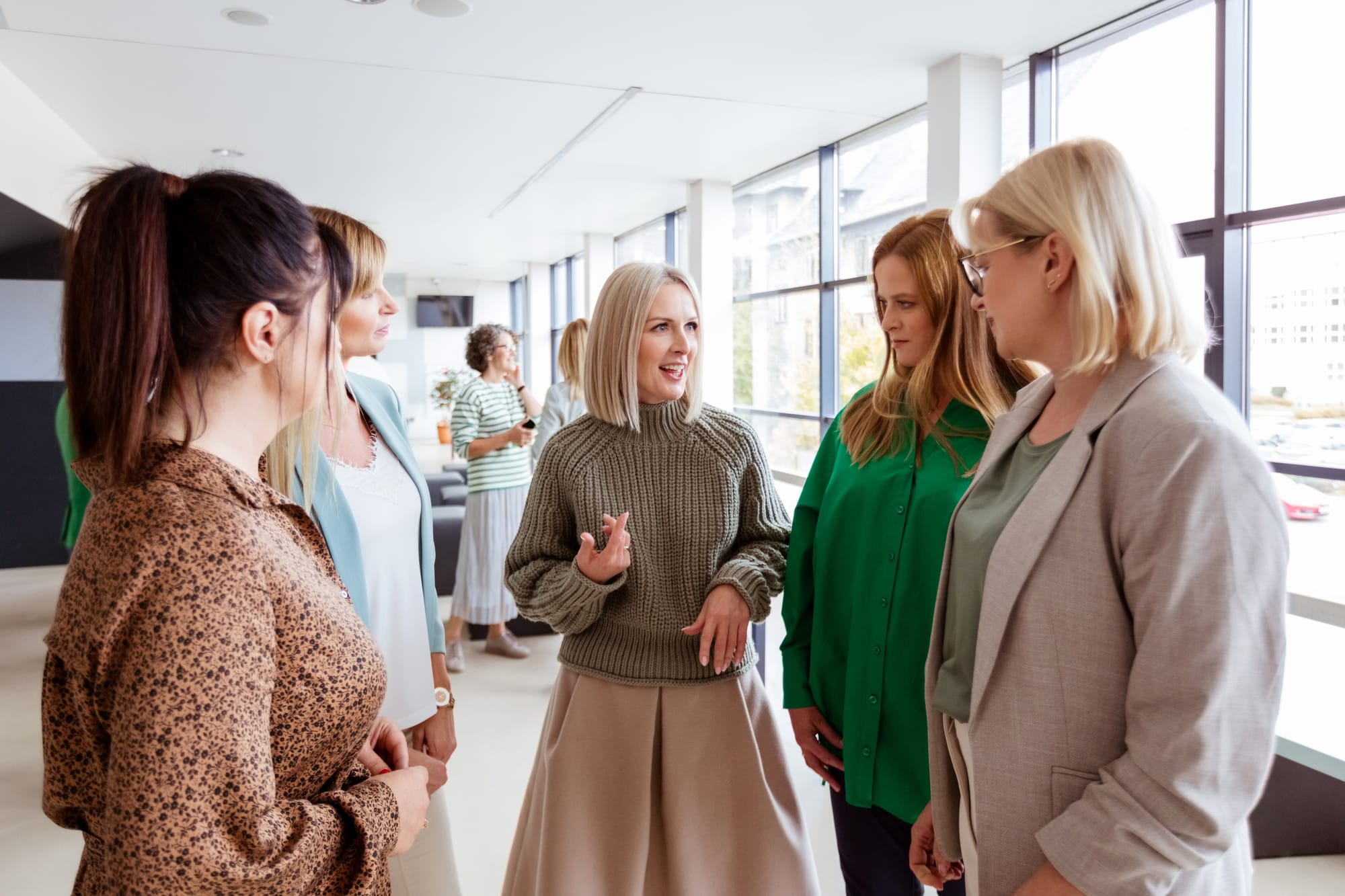 Frauen im angeregten Gespräch miteinander