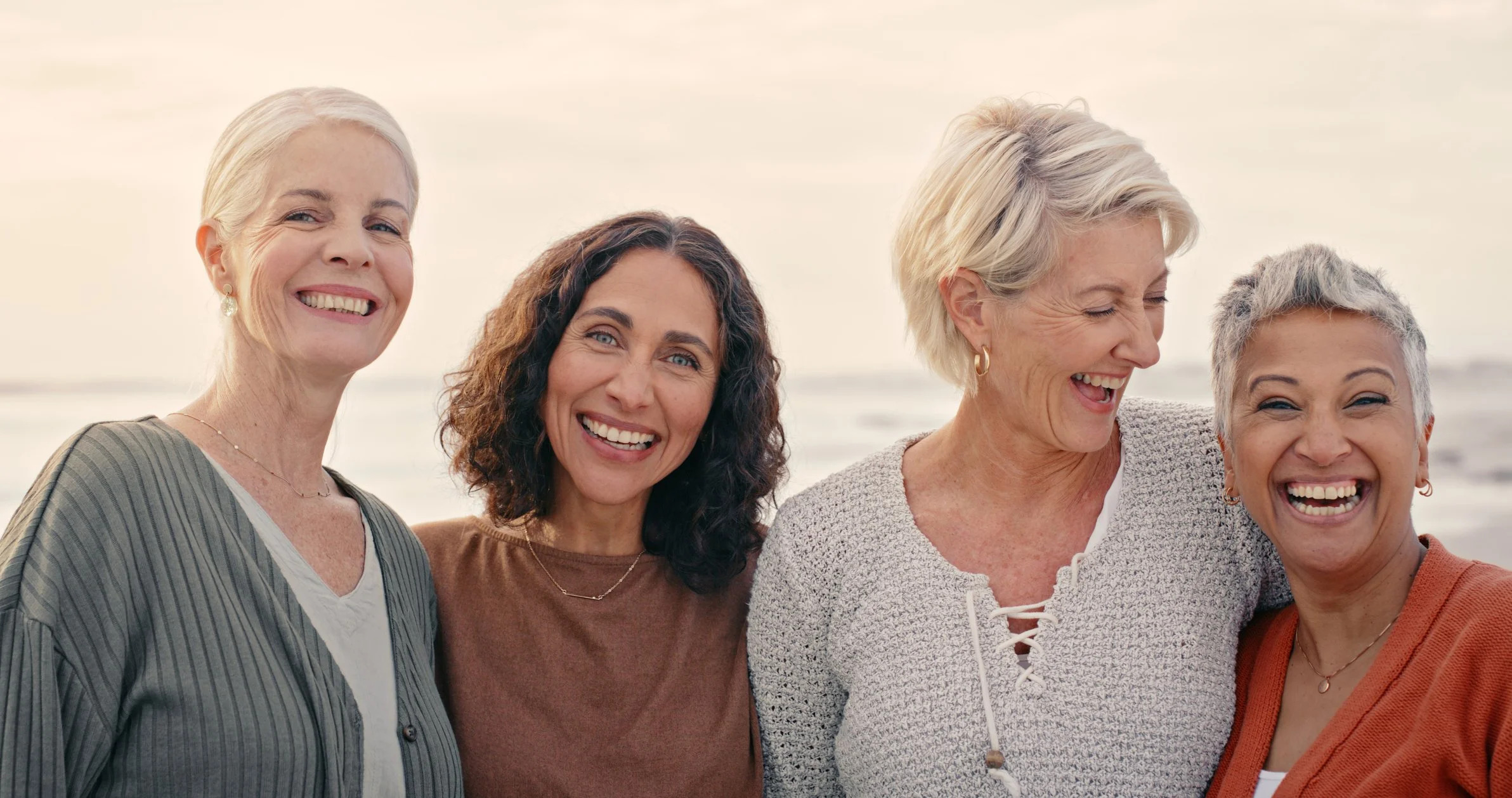 Vier Frauen am Meer